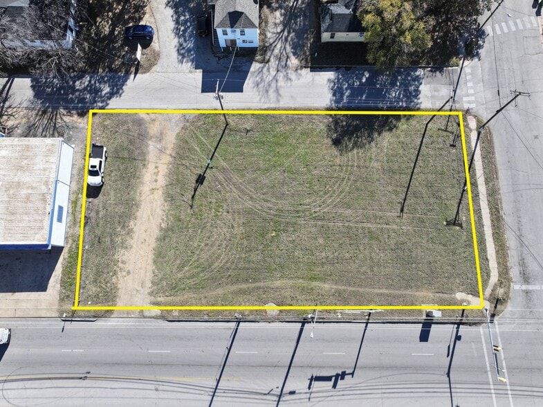 3900 Mercury St / 4400-4404 NE 28th St portfolio of 2 properties for sale on LoopNet.ca - Building Photo - Image 2 of 10