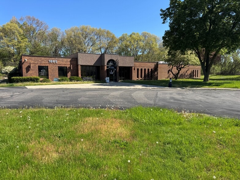 1885 N Pontiac Trl, Walled Lake, MI for lease - Building Photo - Image 2 of 2