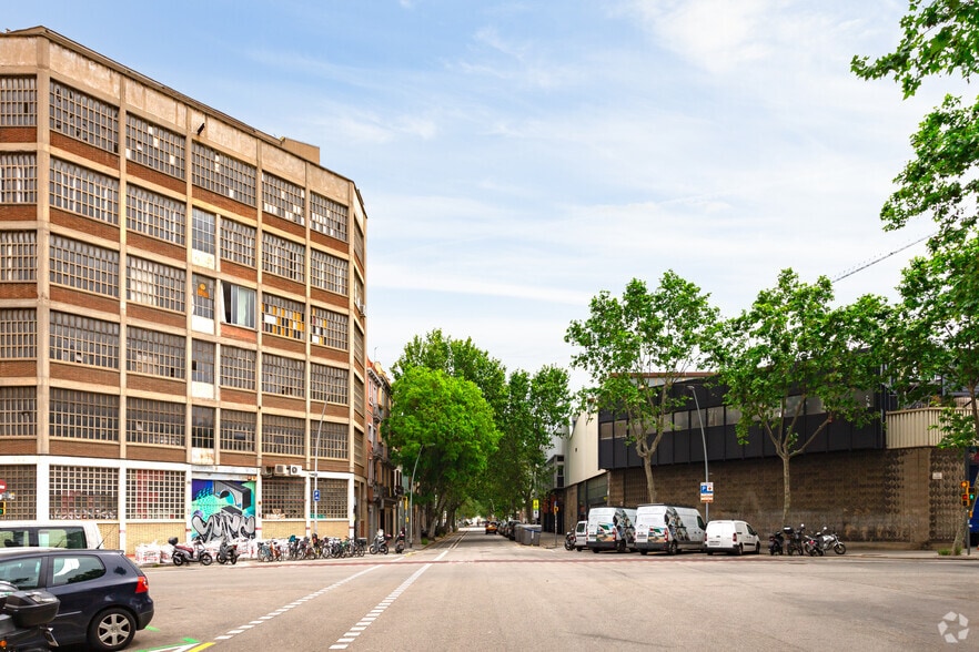 Office in Barcelona, Barcelona for lease - Building Photo - Image 3 of 5