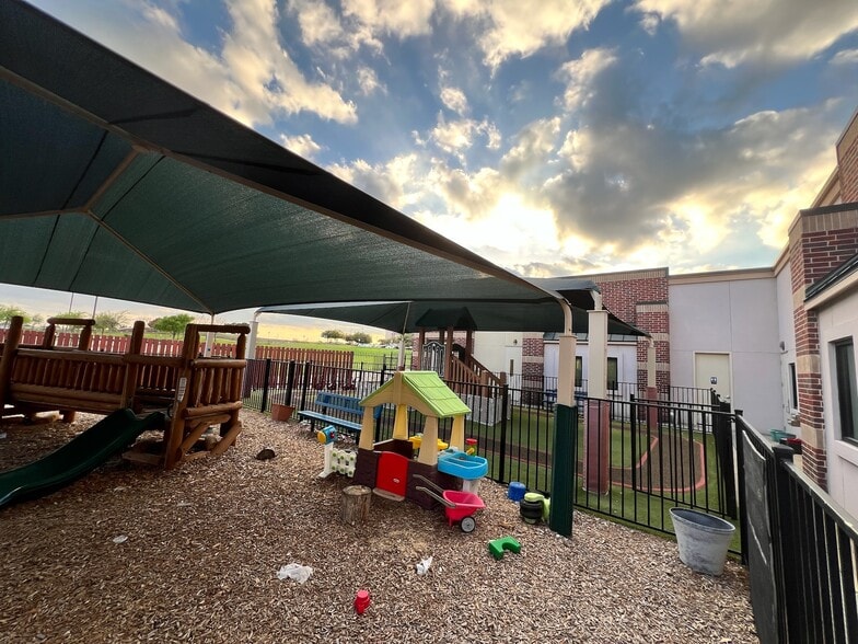 2090 Market Place Blvd, Irving, TX for sale - Building Photo - Image 3 of 37
