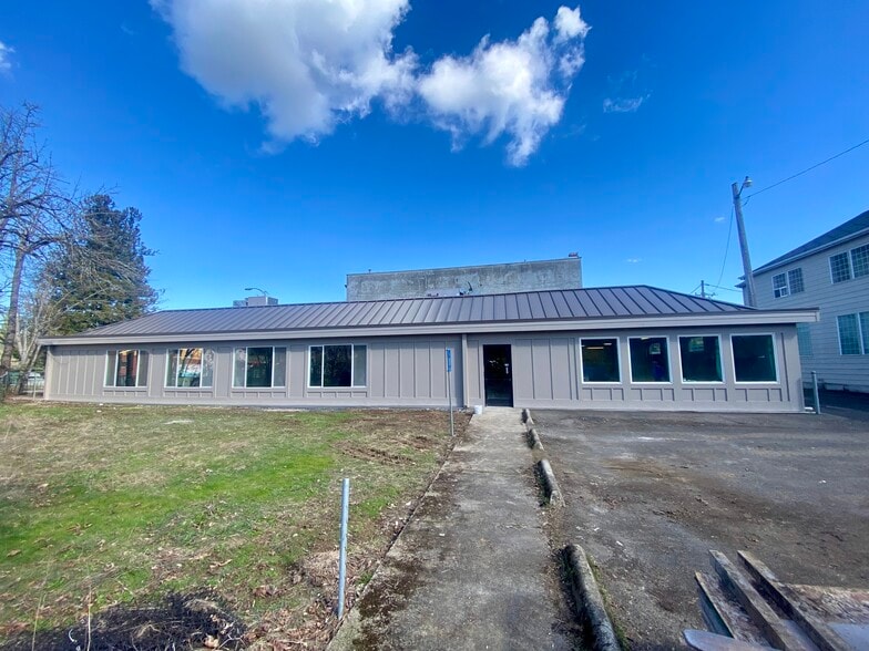 303 E Main St, Cottage Grove, OR for lease - Building Photo - Image 2 of 4