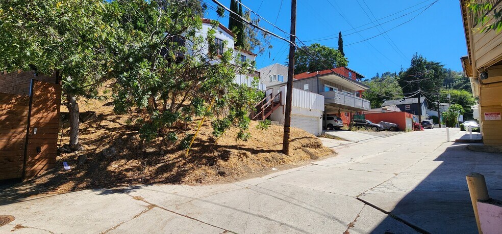 3643 Fredonia Dr, Los Angeles, CA à vendre - Photo du bâtiment - Image 3 de 9