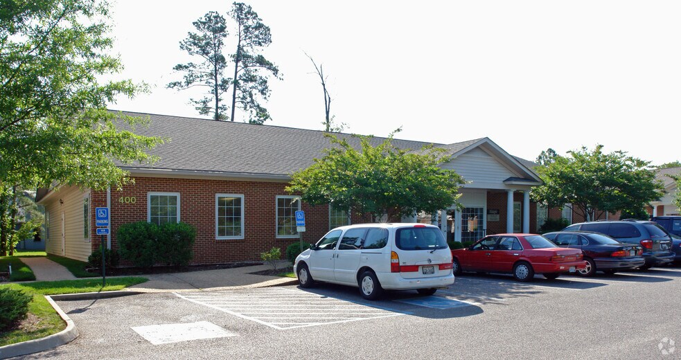 704 Thimble Shoals Blvd, Newport News, VA à vendre - Photo du bâtiment - Image 2 de 2