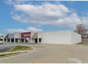 1002-1004 N Keller Dr, Effingham, IL for lease Interior Photo- Image 1 of 3