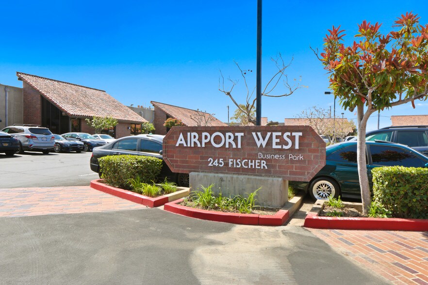 245 Fischer Ave, Costa Mesa, CA à louer - Photo du bâtiment - Image 3 de 27