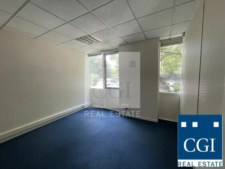 Office in Eybens for lease - Building Photo - Image 3 of 4