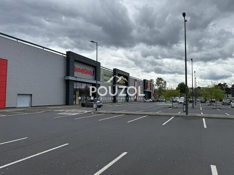 Commerce de détail dans Clermont-Ferrand à louer - Photo du bâtiment - Image 3 de 12
