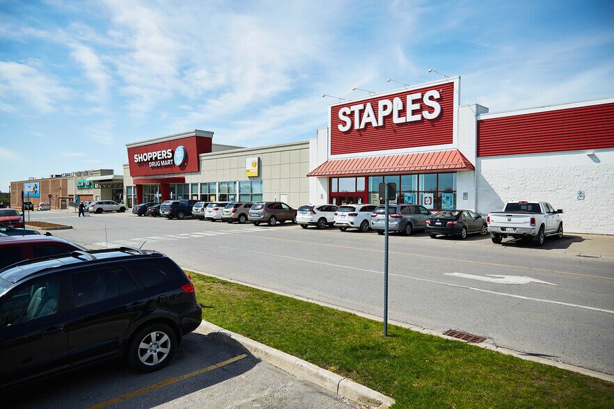 200 Broadway St, Tillsonburg, ON à louer - Photo du bâtiment - Image 2 de 9