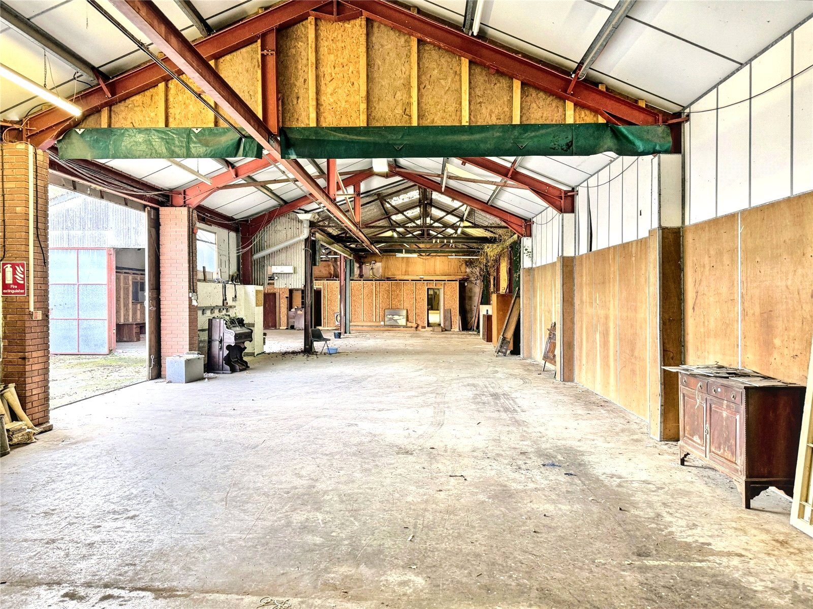 A4111, Hereford for lease Interior Photo- Image 1 of 10