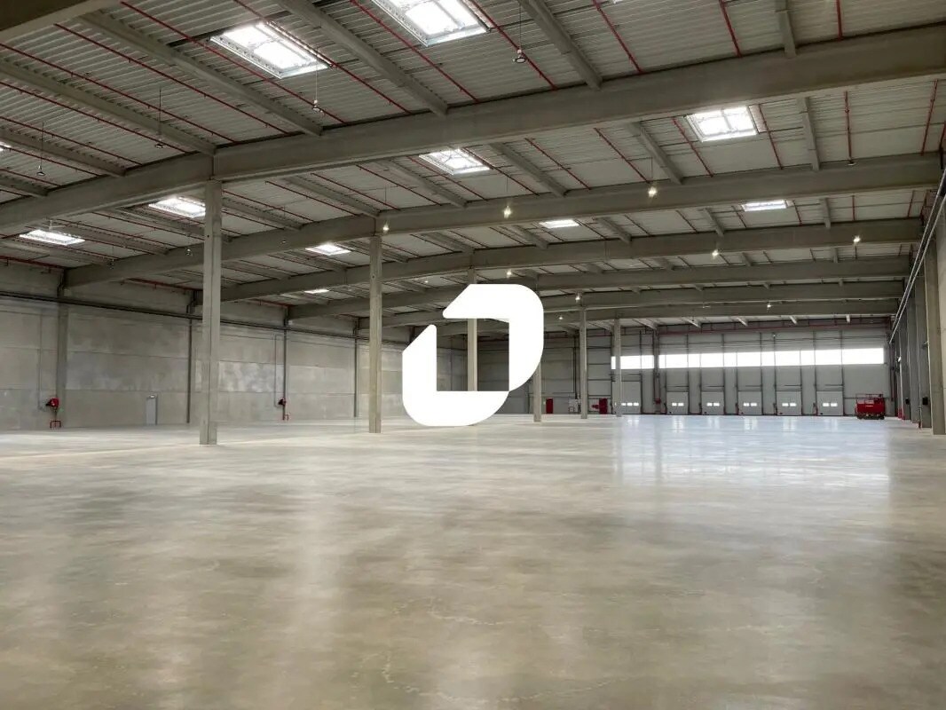 Industrial in Le Thillay for lease Interior Photo- Image 1 of 8