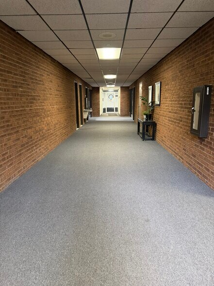 25140 Lahser Rd, Southfield, MI à vendre - Photo du bâtiment - Image 3 de 24