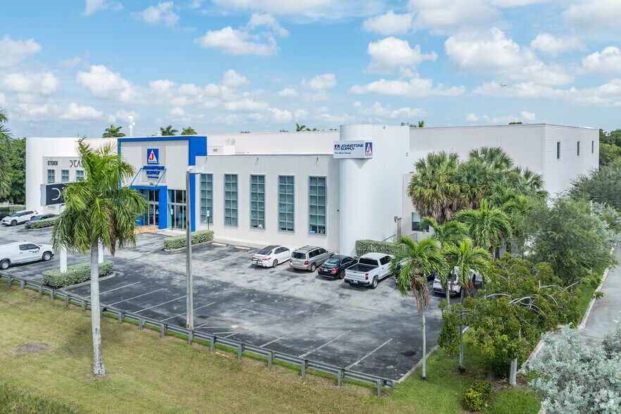 8975 NW 26th St, Miami, FL à louer - Photo du bâtiment - Image 2 de 7