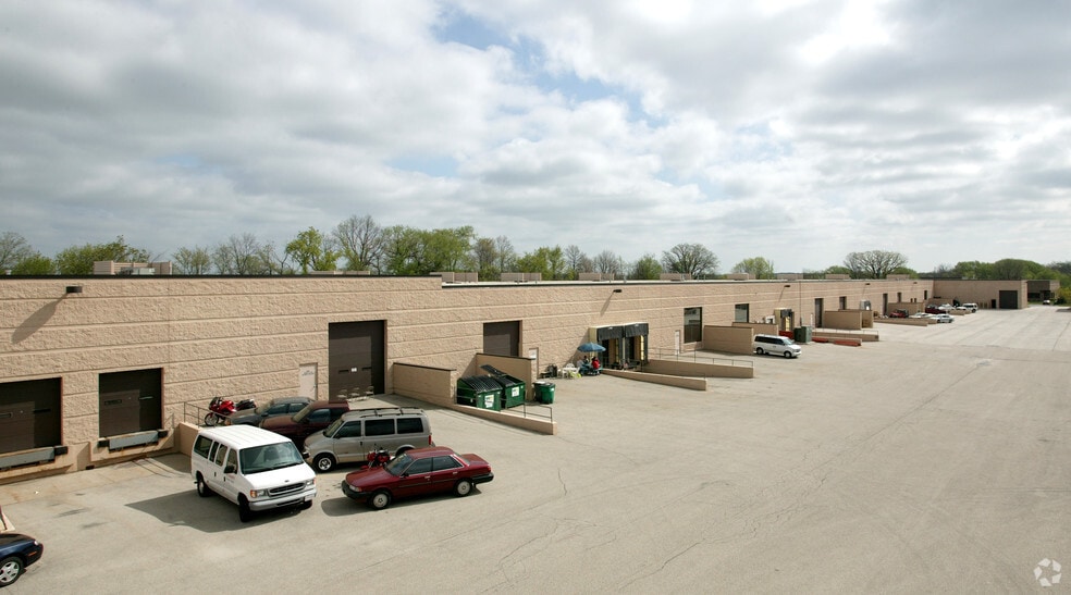 3265 Gateway Rd, Brookfield, WI à louer - Photo du bâtiment - Image 2 de 5