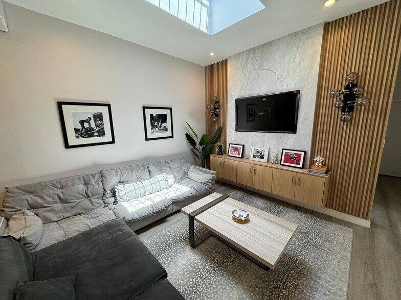 7416 S Western Ave, Los Angeles, CA à vendre - Photo du bâtiment - Image 2 de 25