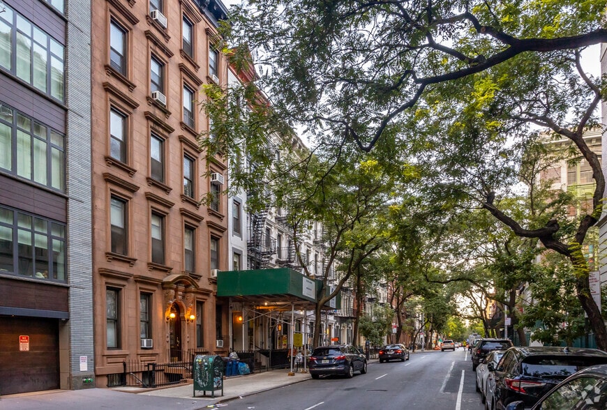 324-326 W 47th St, New York, NY for lease - Building Photo - Image 3 of 8