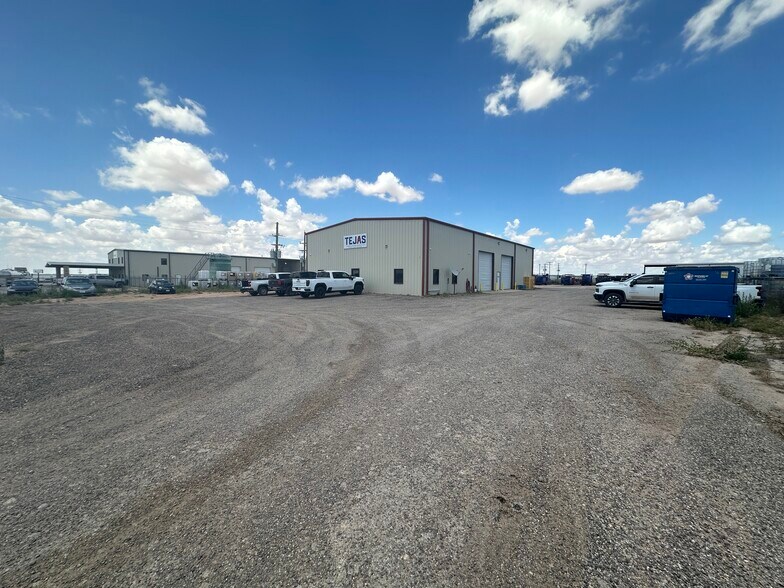 2318 E County Road 123, Midland, TX à louer - Photo du bâtiment - Image 3 de 8