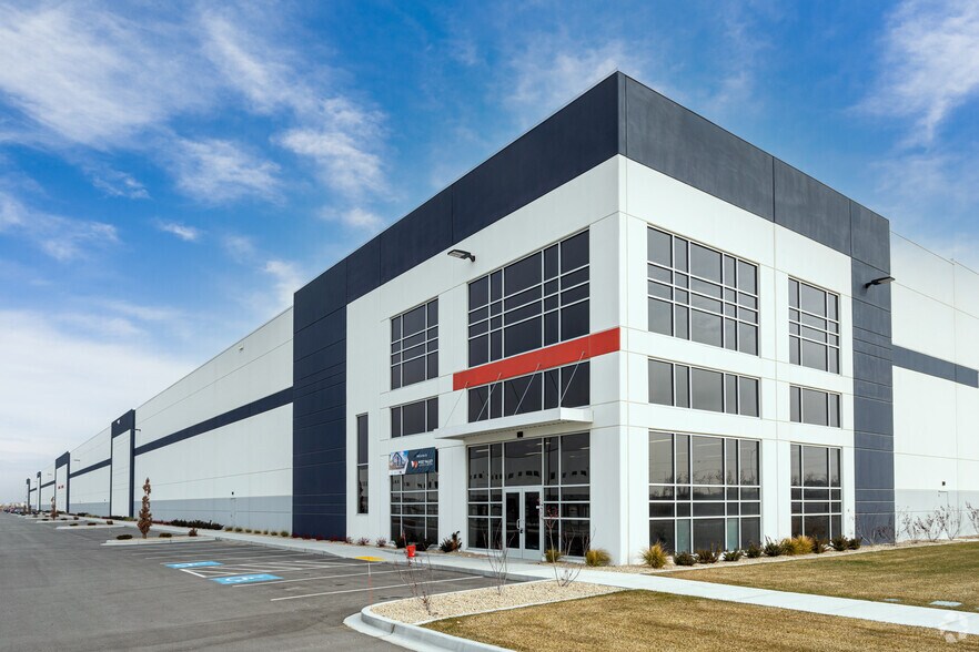 6865-6941 W 2100 S, West Valley City, UT à louer - Photo du bâtiment - Image 1 de 26