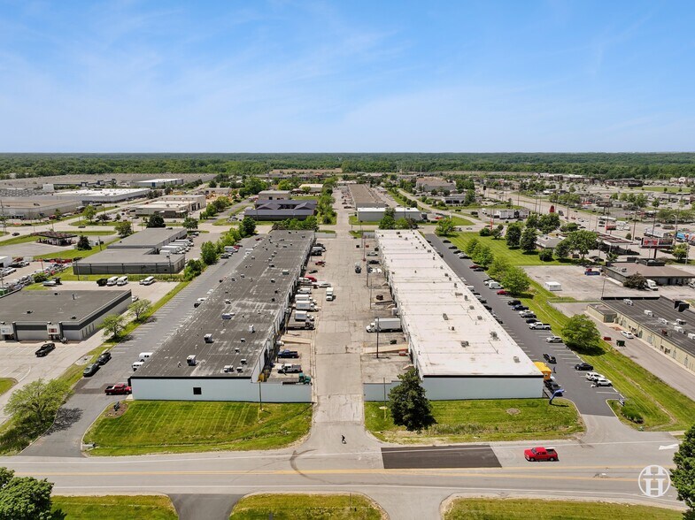 8545-8587 Zionsville Rd, Indianapolis, IN à louer - Photo du bâtiment - Image 3 de 17