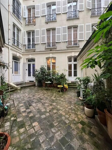 24 Rue Saint-Antoine, Paris à louer - Photo du bâtiment - Image 3 de 13