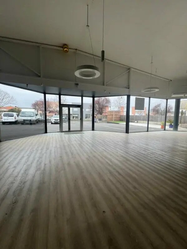 Retail in Saint-Orens-de-Gameville for lease Interior Photo- Image 1 of 6
