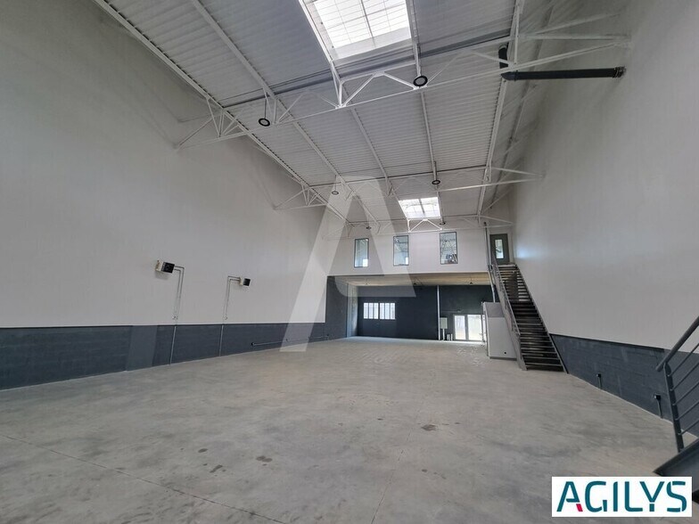 269 Rue Du Maréchal Juin, Vaux-le-Pénil for lease - Interior Photo - Image 3 of 17