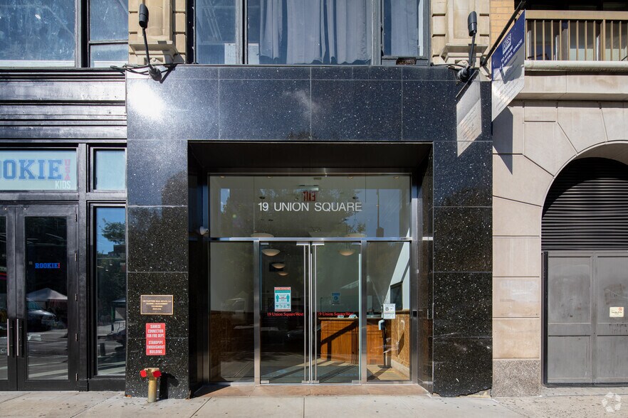 19 Union Sq W, New York, NY à louer - Photo du bâtiment - Image 3 de 4