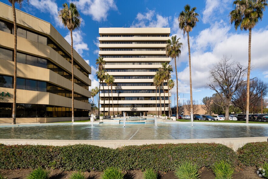 5060 California Ave, Bakersfield, CA à louer - Photo du bâtiment - Image 3 de 18