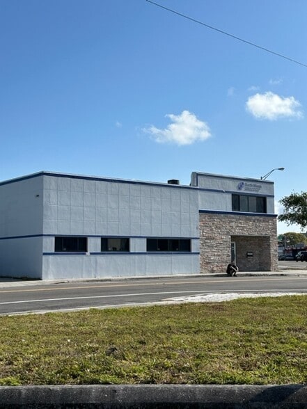 12700 W Dixie Hwy, Miami, FL for lease - Building Photo - Image 2 of 14