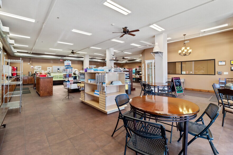 211 N Main St, Bryan, TX à louer - Photo du bâtiment - Image 3 de 10