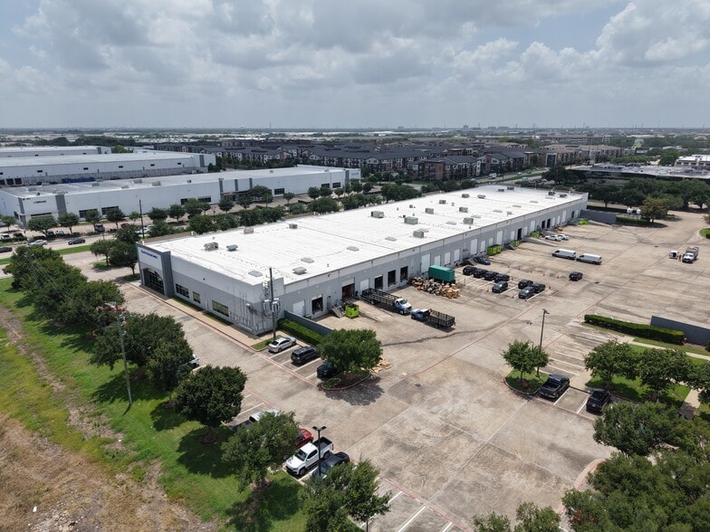 10650 W Airport Blvd, Stafford, TX for lease - Building Photo - Image 3 of 8