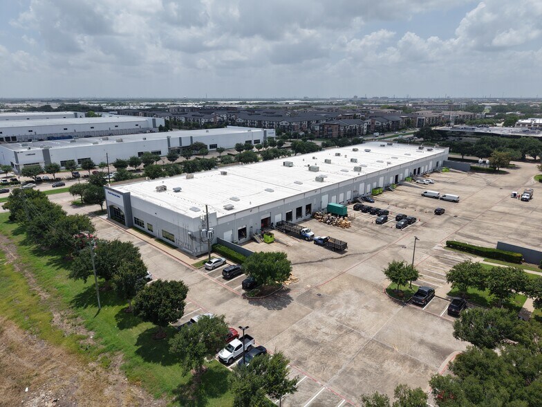 10650 W Airport Blvd, Stafford, TX à louer - Photo du bâtiment - Image 3 de 8
