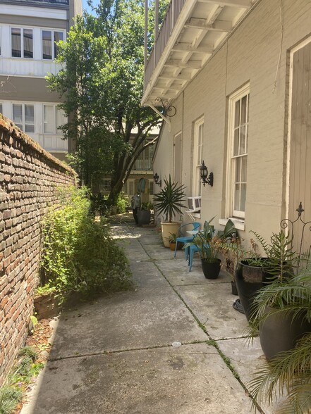 410 Dauphine St, New Orleans, LA for lease - Building Photo - Image 2 of 5