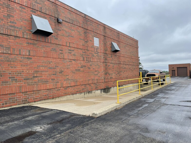 1016 Airpark Dr, Sugar Grove, IL for lease - Building Photo - Image 3 of 25