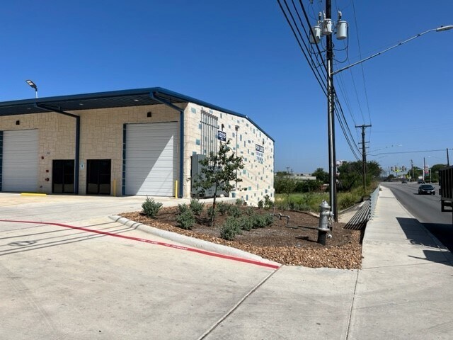 13215 Judson Rd, San Antonio, TX à louer - Photo du bâtiment - Image 3 de 14