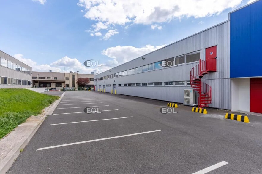 Flex in Bezons for lease - Building Photo - Image 2 of 8