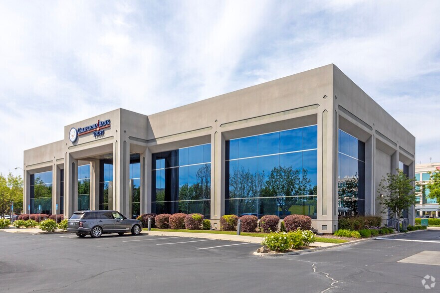 7060 N Fresno St, Fresno, CA à louer - Photo principale - Image 1 de 14