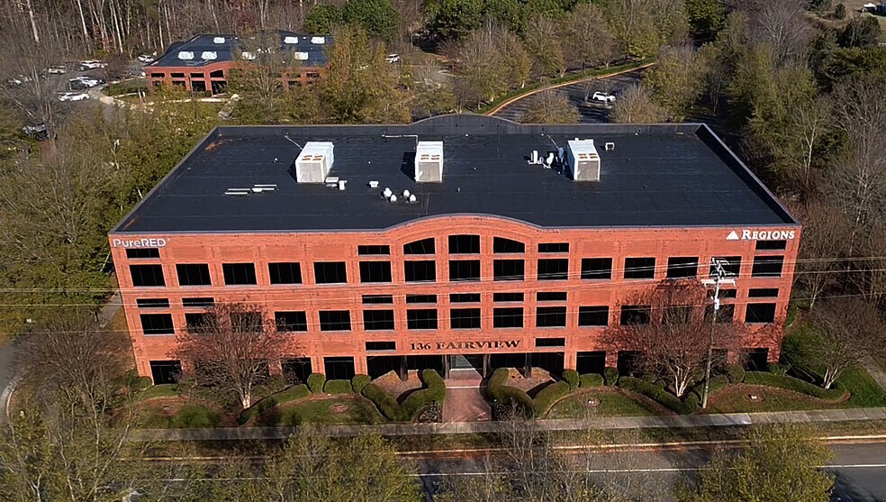 136 Fairview Rd, Mooresville, NC à louer - Photo du bâtiment - Image 2 de 5