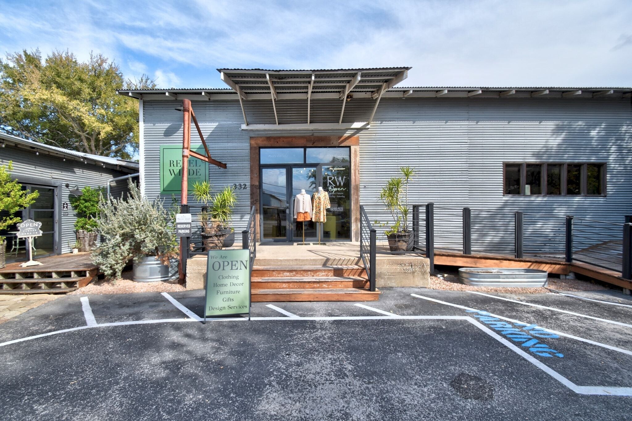 330 W Mercer St, Dripping Springs, TX for lease Primary Photo- Image 1 of 26