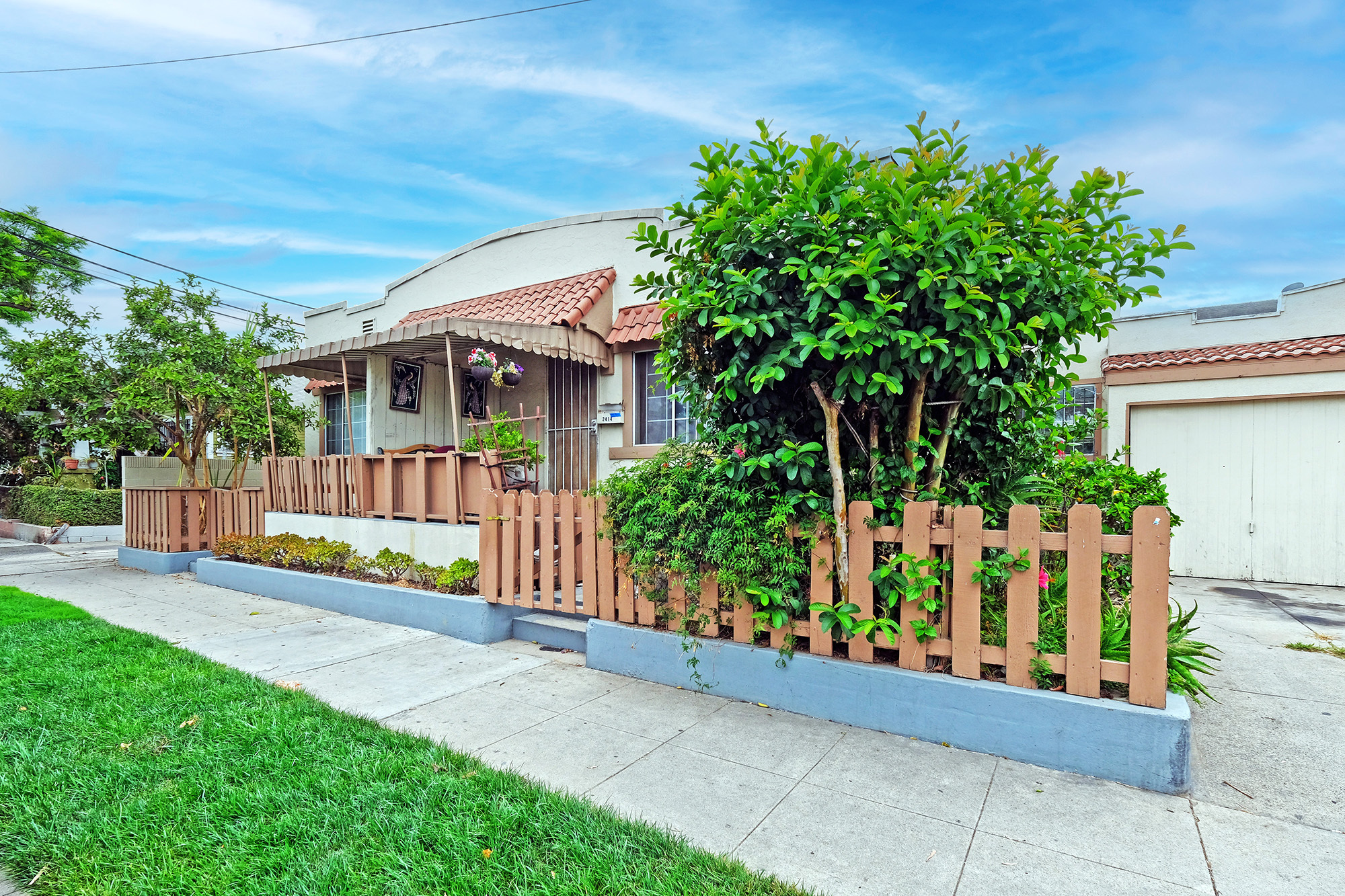 2414 E 14th St, Long Beach, CA à vendre Photo principale- Image 1 de 1