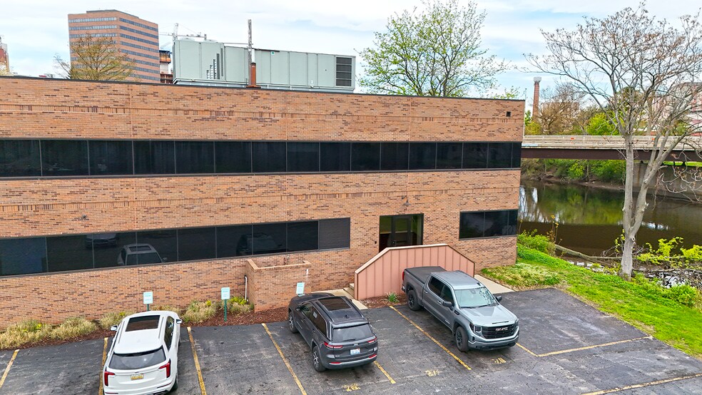 404-408 Kalamazoo Plz, Lansing, MI à louer - Photo du bâtiment - Image 2 de 2