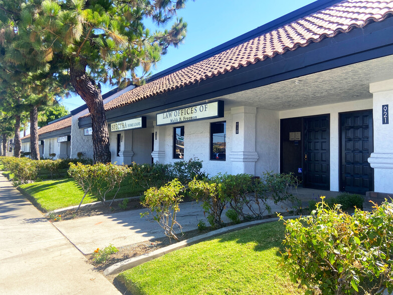 925-957 N Grand Ave, Covina, CA à louer - Photo du b timent - Image 1 de 7