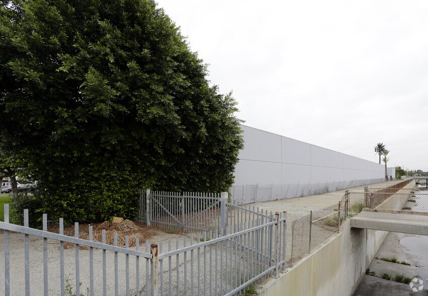 9829 Carmenita Rd, Santa Fe Springs, CA à louer - Photo du bâtiment - Image 3 de 5