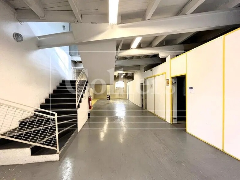 Flex in Marseille for lease - Building Photo - Image 1 of 2