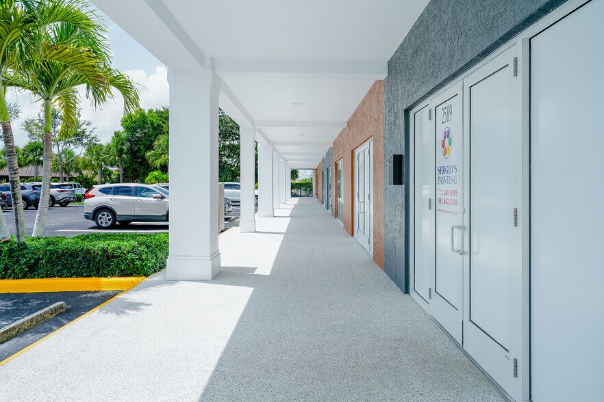 2585-2605 SE Federal Hwy, Stuart, FL à vendre - Photo du bâtiment - Image 3 de 7