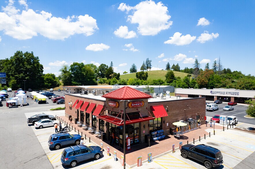 7335-7351 Lee Hwy, Radford, VA à vendre - Photo du bâtiment - Image 1 de 3