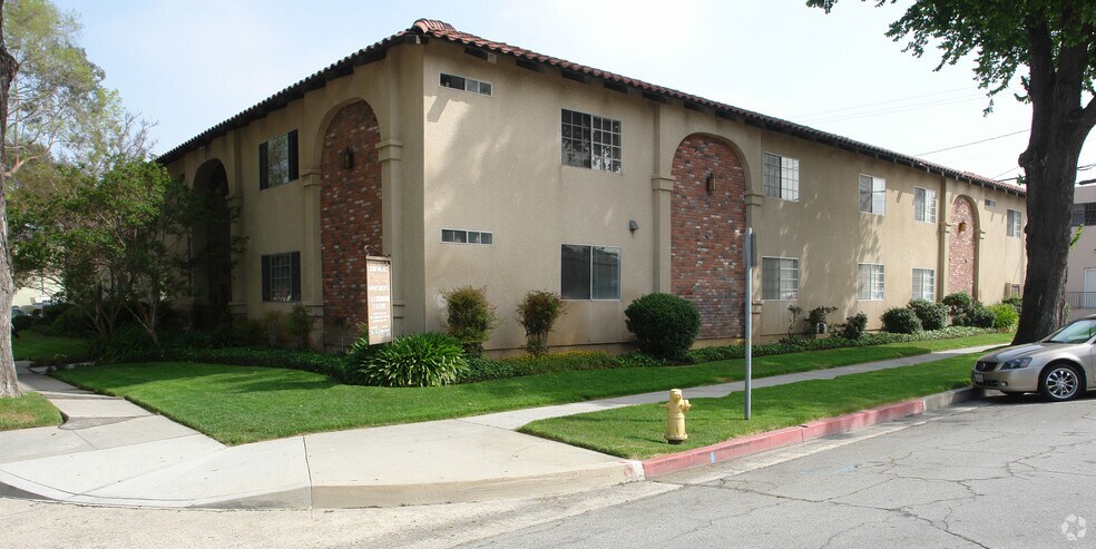 24308 Walnut St, Newhall, CA for sale - Primary Photo - Image 1 of 4