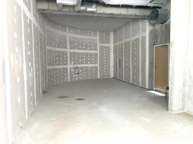 Flex in Villeurbanne for lease - Building Photo - Image 3 of 11