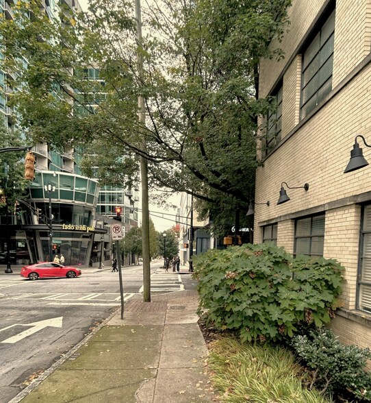 900 Peachtree St NE, Atlanta, GA à louer - Photo du bâtiment - Image 3 de 4
