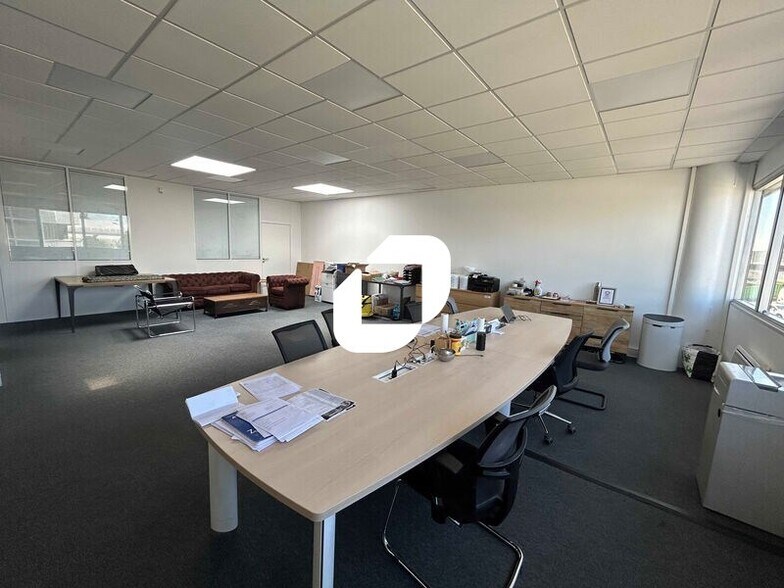 Office in Argenteuil for lease - Interior Photo - Image 2 of 10