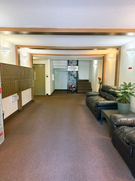 21387 Dewdney Trunk Rd, Maple Ridge, BC for sale - Interior Photo - Image 2 of 10